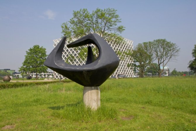 The sculpture Driepuntig beeld (Triangular Statue) by Hans Ittmann is located on the campus outside the Atlas building. More information: <L CODE="C11">Art Route Wageningen Campus</L>. Photo: WUR