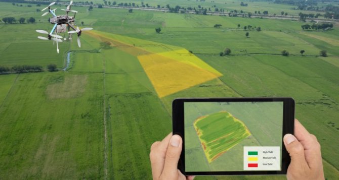 Precisielandbouw, ofwel smart farming, met behulp van een drone en tablet (Foto: Shutterstock).