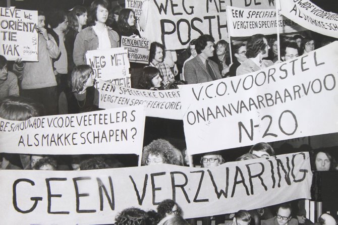 Students protest against reprogramming 1st year of Bachelor degree 01/28/1975