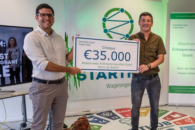 Founders Greencovery have the cheque of 35000 euros in their hand